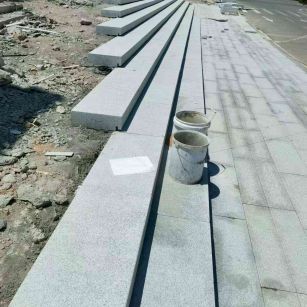 潍坊 芝麻白整石台阶，施工现场