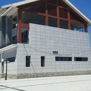 潍坊芝麻灰花岗岩在景区地面及墙壁的应用