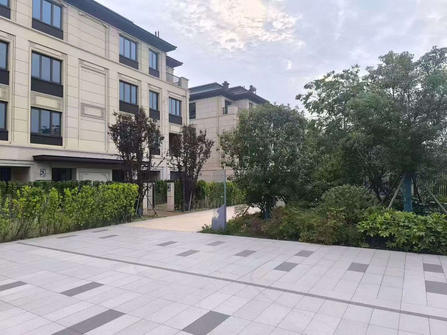 潍坊 芝麻白与芝麻白搭配铺装，尺寸1200*600