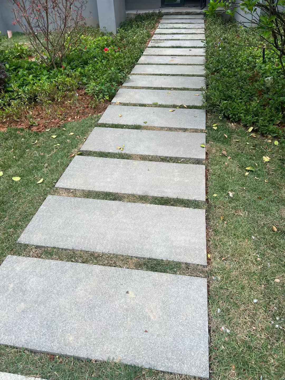 潍坊 芝麻黑小区踏步、汀步石铺装效果