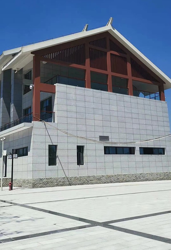 潍坊芝麻灰花岗岩在景区地面及墙壁的应用