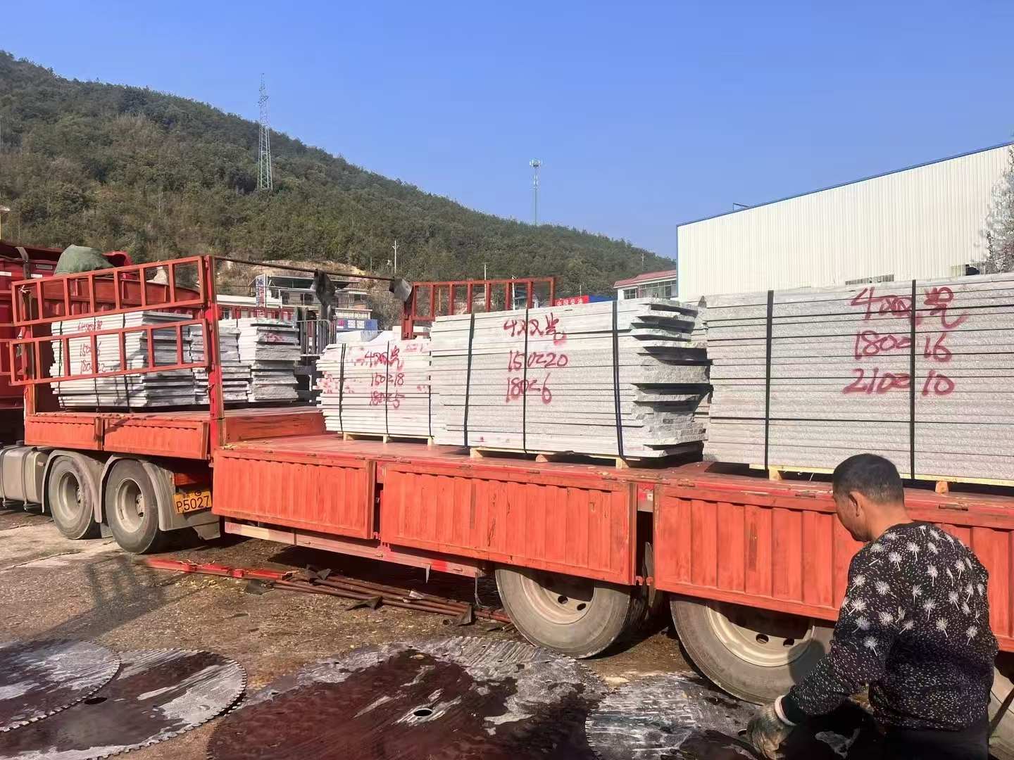 潍坊 芝麻灰花岗岩光面毛板出货日常