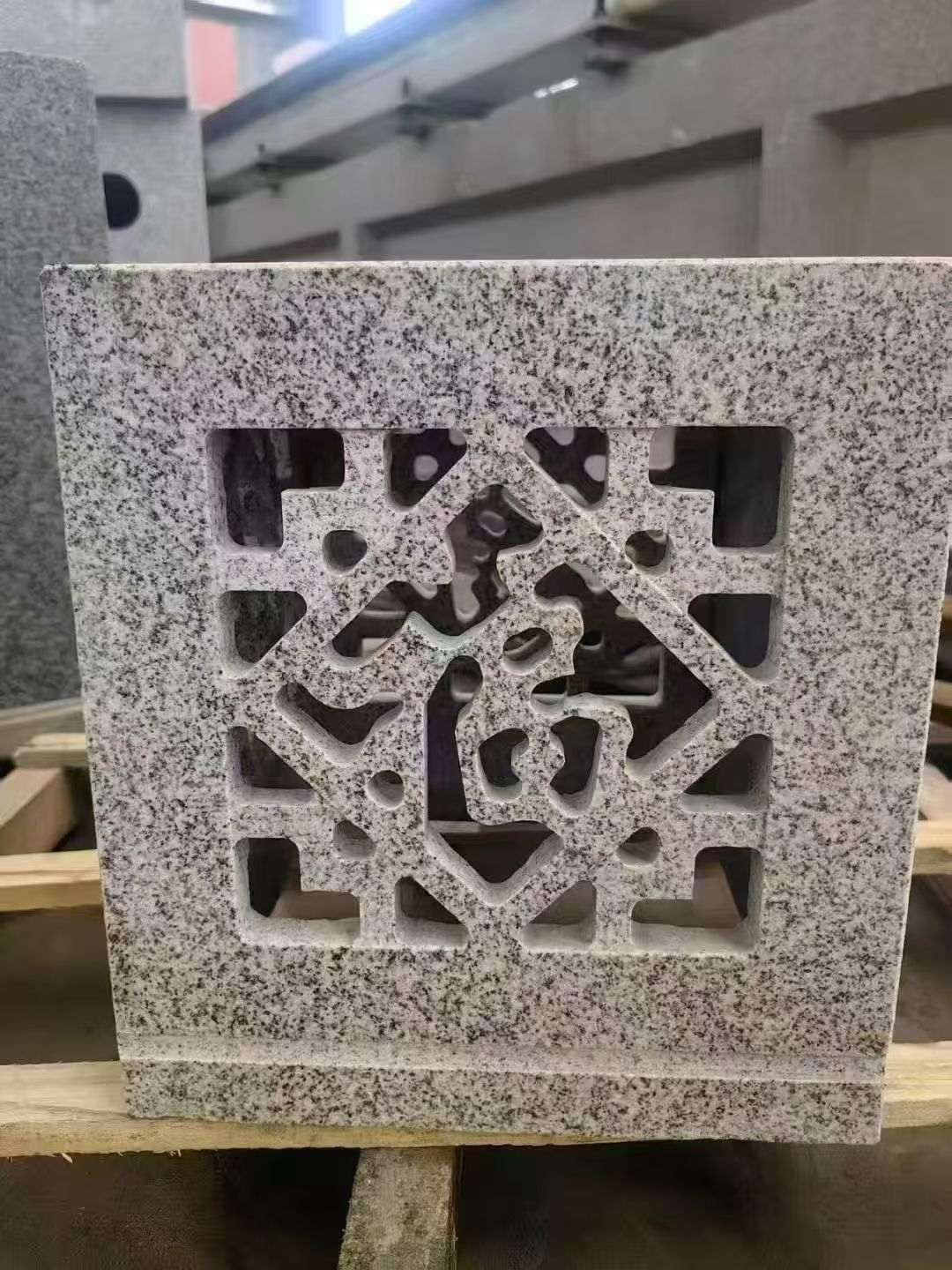 潍坊 芝麻白花岗岩镂空雕花灯笼