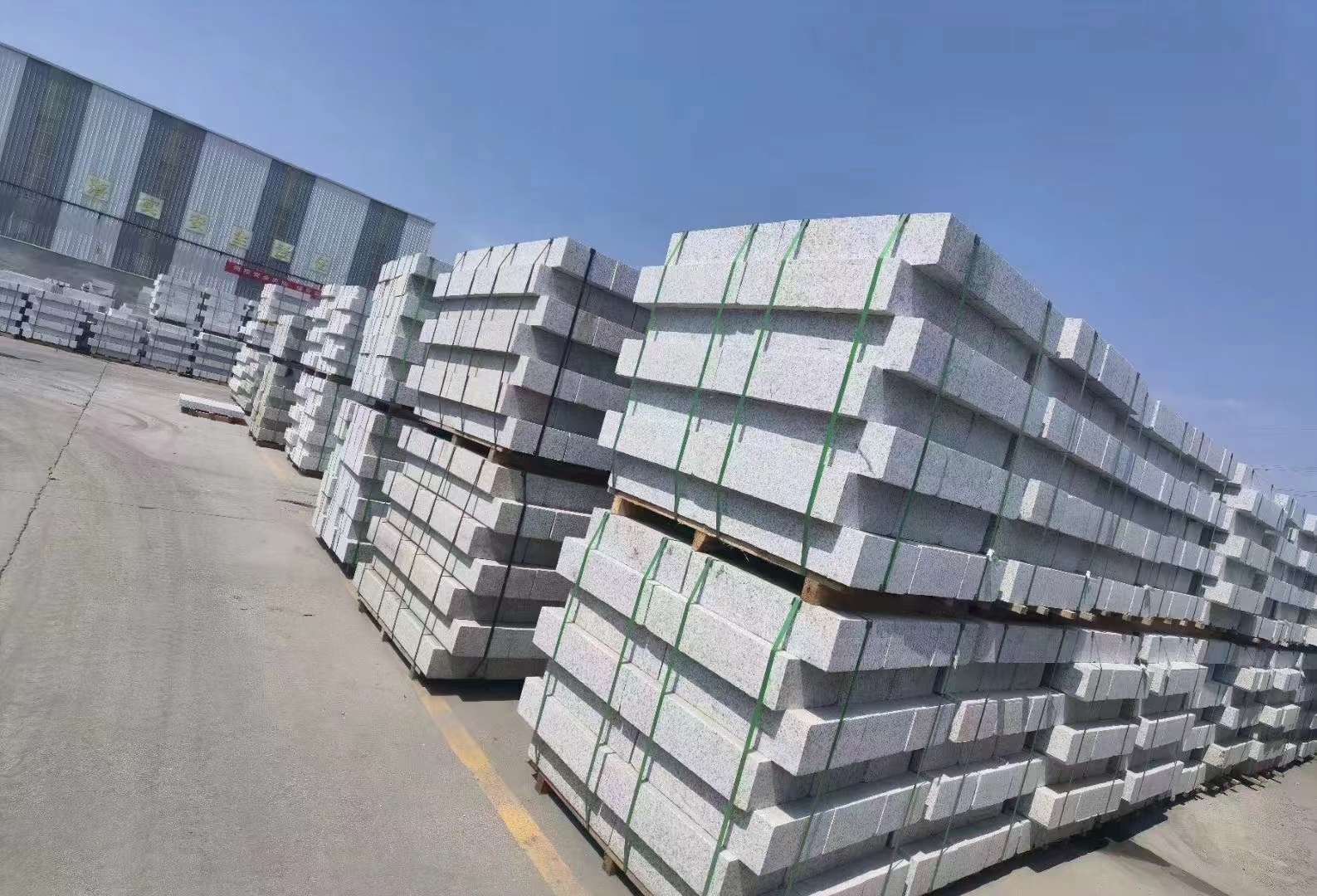 潍坊芝麻白路沿石如何进行正确铺设